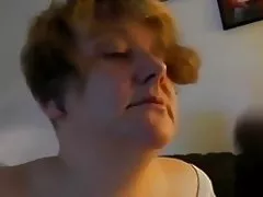 Të pjekur, me fizik të madh tits sucks dhe swallows