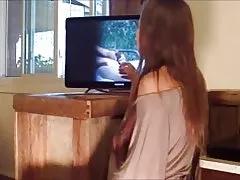 Gruaja i pëlqen duke kërkuar në internet