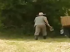 Babi luajnë me vajzë