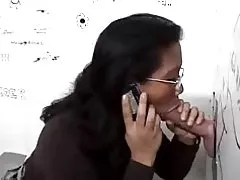 Gloryhole në tualet për të azisë zogth