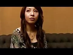 I famshëm gruaja bëhet e varur nga të rinj të presë ...