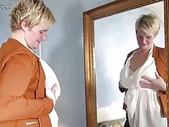 Me brirë holandez amvise duke luajtur me lodër e saj