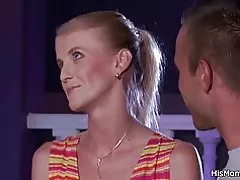 Flokë pidhi të pjekur dhe teen lezbike