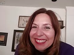 Keq amerikane nëna duke luajtur me veten