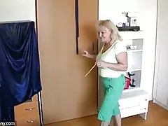 Oldnanny topolak të pjekur me të vjetër të pjekur është duke luajtur me mace